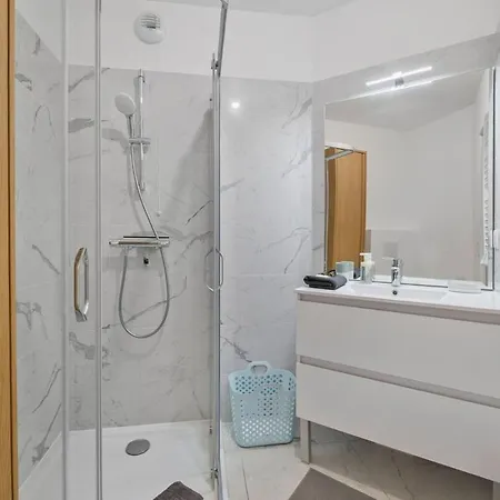 Avec Balcon-terrasse & Clim Apartman